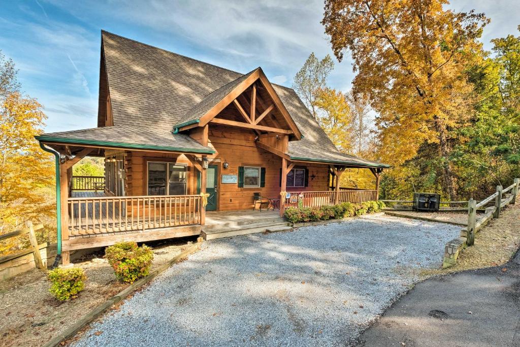 Mountain View Cabin with Hot Tub Less Than 5 Mi to The Strip - image 2