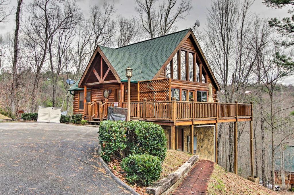 Hatcher MTN Retreat Sevierville Cabin with Hot Tub! - main image