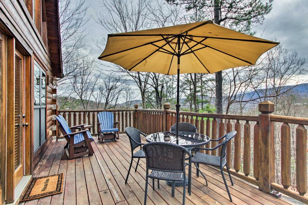 Hatcher MTN Retreat Sevierville Cabin with Hot Tub! - image 2