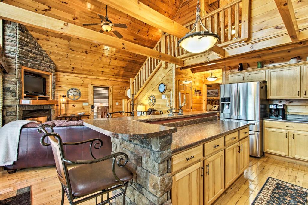 Hatcher MTN Retreat Sevierville Cabin with Hot Tub! - image 3