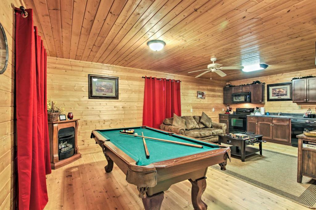 Hidden Hideaway Cabin with Deck and Pool Table! - main image