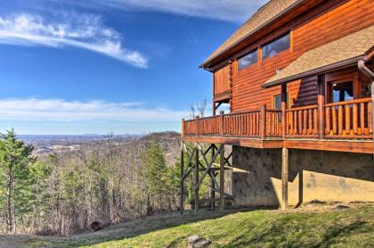 Upscale Retreat with Deck Hot Tub and Stunning Views - image 3