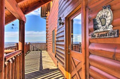 Upscale Retreat with Deck Hot Tub and Stunning Views - image 4