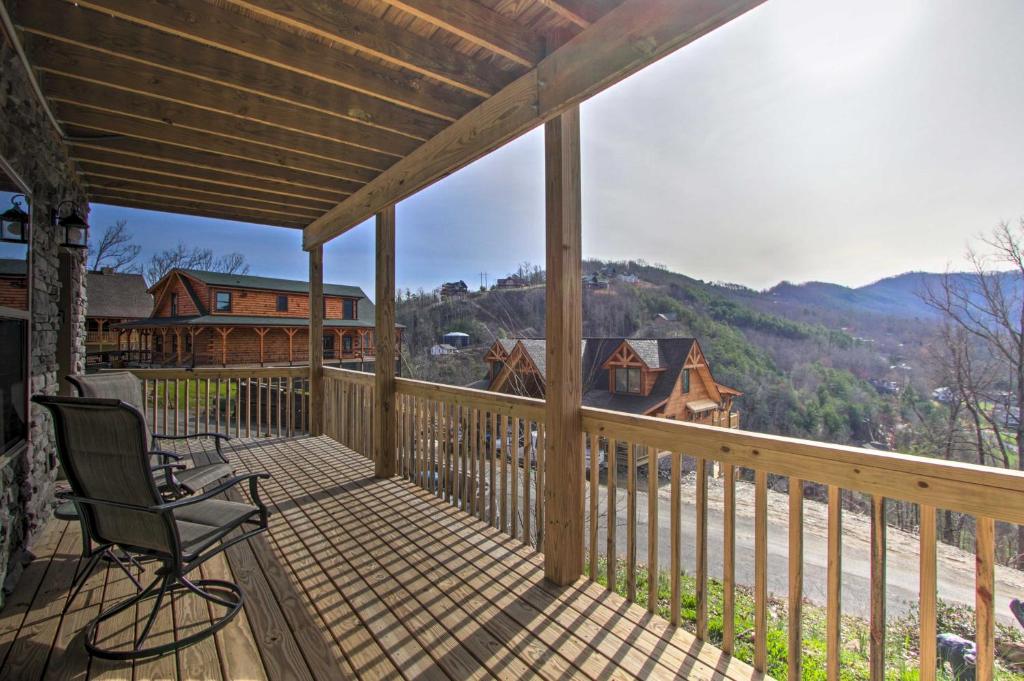 Smoky Mtn Log Cabin with Hot Tub and Panoramic Views! - main image