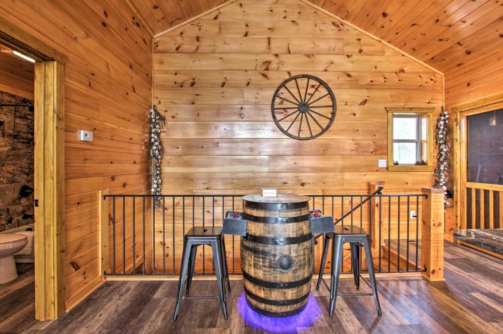 Smoky Mtn Log Cabin with Hot Tub and Panoramic Views! - image 4