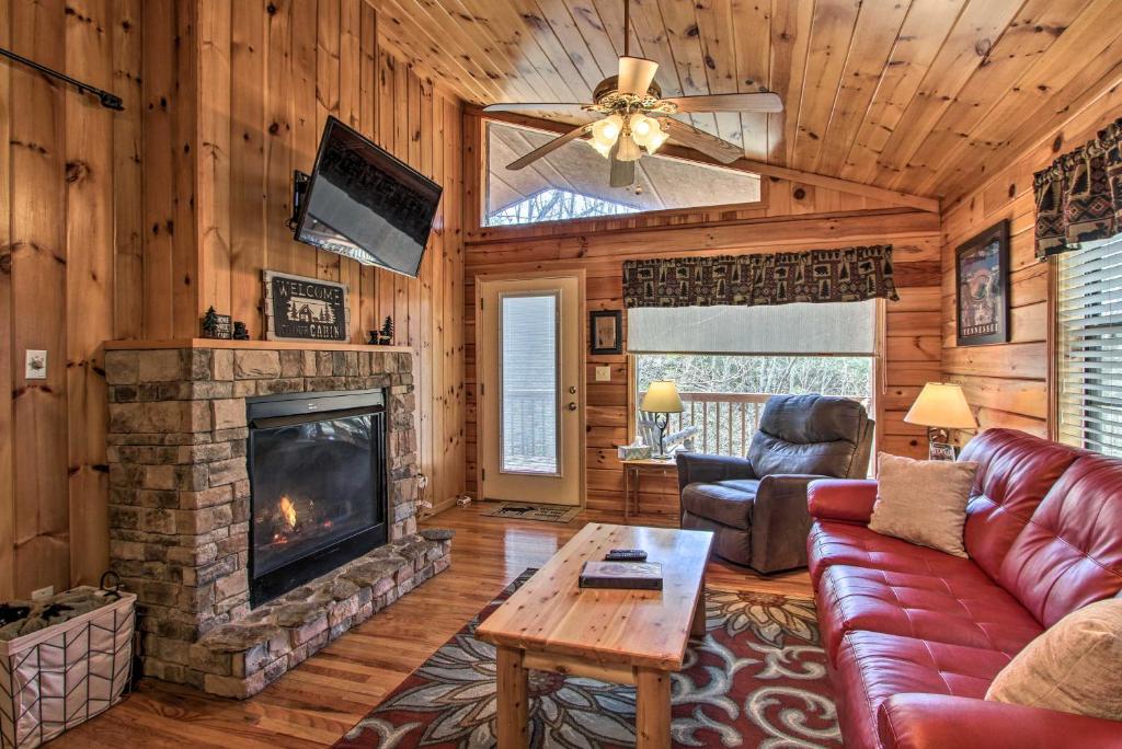 Hidden Springs Cabin with Hot Tub 2 Mi to Dollywood! - main image