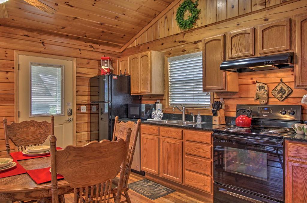 Hidden Springs Cabin with Hot Tub 2 Mi to Dollywood! - image 3