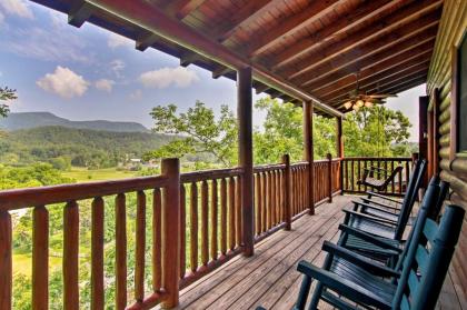 Mountain Paws Retreat with Hot Tub in Pigeon Forge!