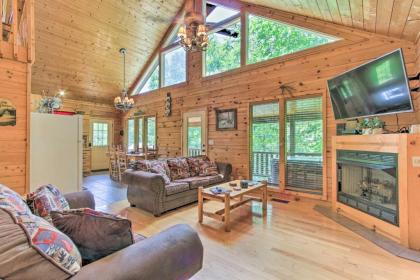 mtn Cabin with Hot tub and Deck 12 mi to Pigeon Forge