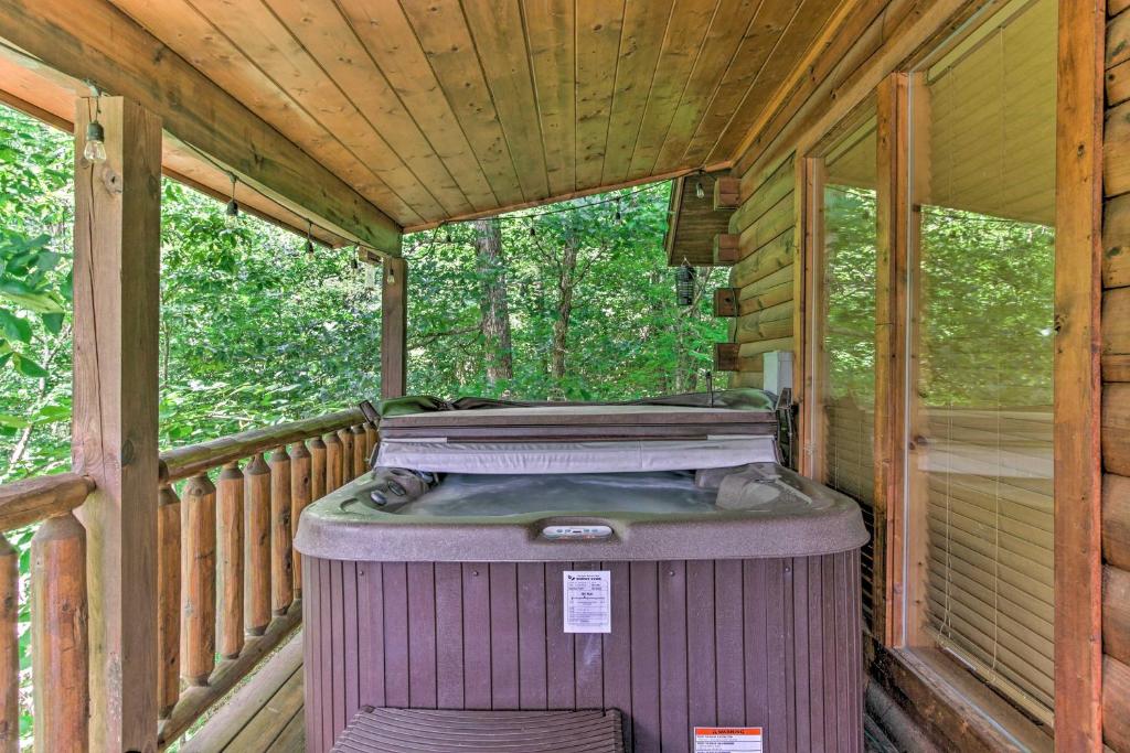 Mtn Cabin with Hot Tub and Deck 12 Mi to Pigeon Forge! - image 4