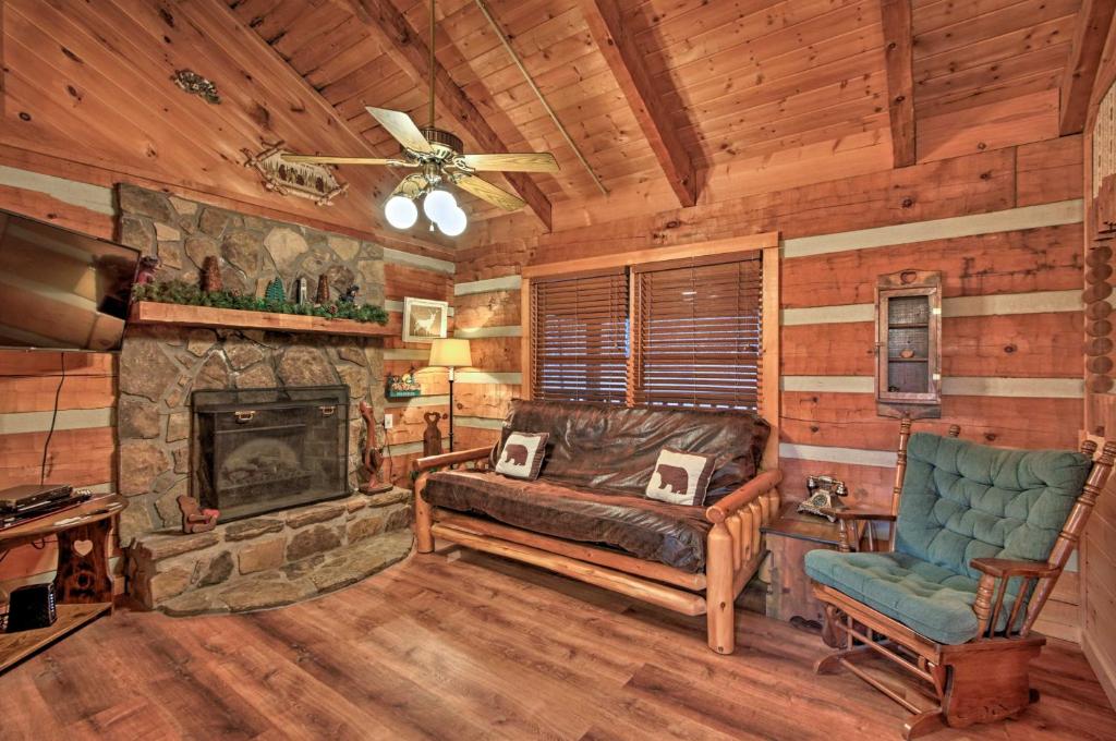 Quiet Cabin in Pigeon Forge with New Hot Tub! - main image