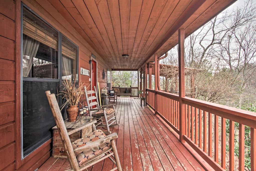 Woodsy Hideaway with Hot Tub Grill and Smoky Mtn Views - main image