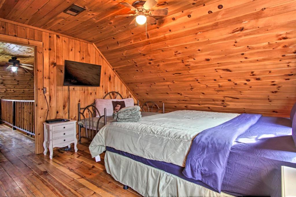 Rustic Log Cabin with Screened Deck 8Mi to Dollywood - image 3