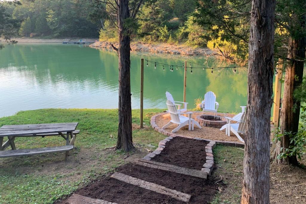 Smoky Mtn Lakefront Cabin with Games and Fire Pit! - main image