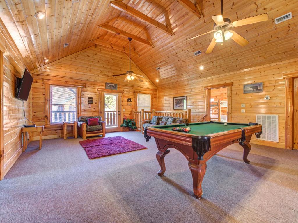 Moonlight Lodge 8 Bedrooms Hot Tub Wi-Fi Pool Sleeps 40 - main image