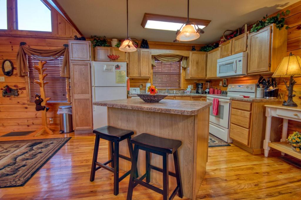 Smoky Mountain Getaway #435 by Aunt Bug's Cabin Rentals - image 3