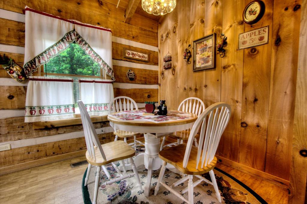 Apple Bear View #116 by Aunt Bug's Cabin Rentals - image 3