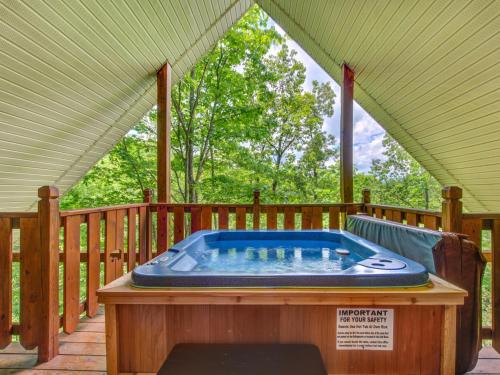 Macys Hideaway 1 Bedroom Hot Tub WiFi Sleeps 7 - main image