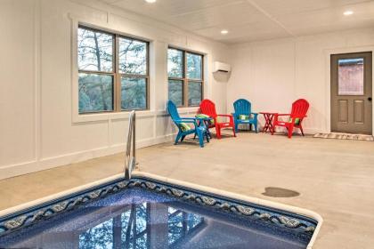 Bear Creek Retreat: High End Cabin with Indoor Pool Hot Tub and Pool Table! - image 4