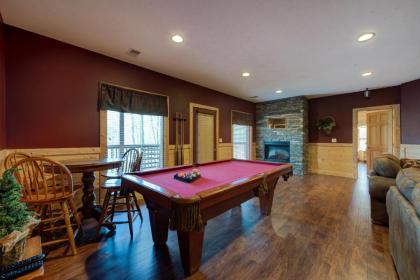 Hickory Hollow Lodge 8 Bedrooms Pool Table Theater Room WiFi Sleeps 20 - image 10