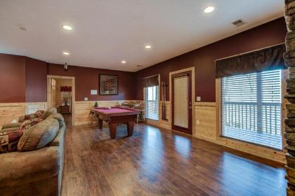 Hickory Hollow Lodge 8 Bedrooms Pool Table Theater Room WiFi Sleeps 20 - image 11