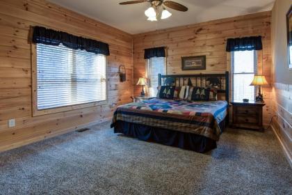 Hickory Hollow Lodge 8 Bedrooms Pool Table Theater Room WiFi Sleeps 20 - image 12