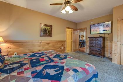 Hickory Hollow Lodge 8 Bedrooms Pool Table Theater Room WiFi Sleeps 20 - image 13