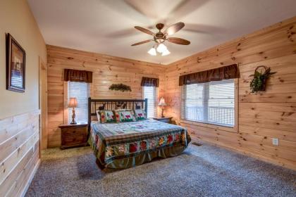 Hickory Hollow Lodge 8 Bedrooms Pool Table Theater Room WiFi Sleeps 20 - image 15