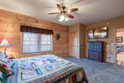 Hickory Hollow Lodge 8 Bedrooms Pool Table Theater Room WiFi Sleeps 20 - image 16