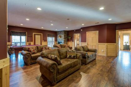 Hickory Hollow Lodge 8 Bedrooms Pool Table Theater Room WiFi Sleeps 20 - image 9