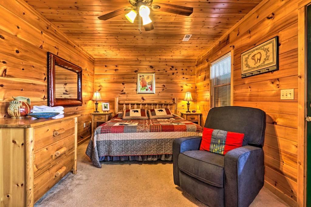 Panoramic Mtn Views Scenic Cabin with Hot Tub! - image 4