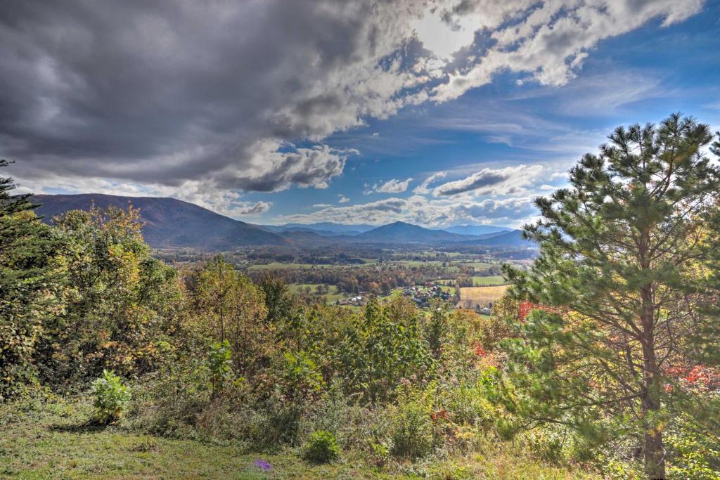 Smoky Mtn Retreat with Endless Views and Hot Tub! - main image