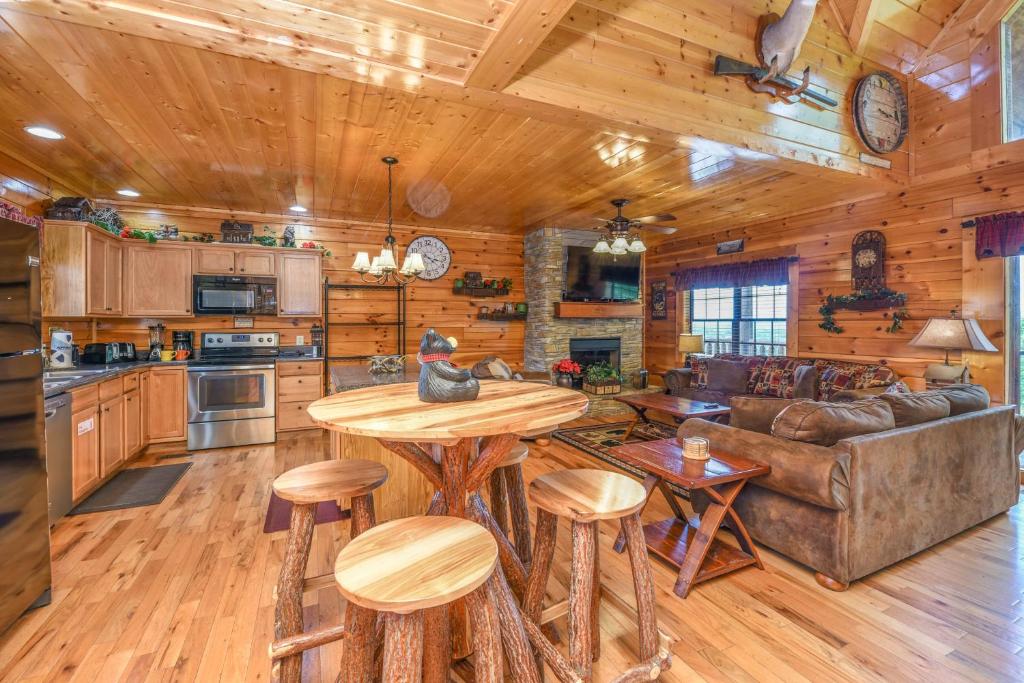 SmokyStays Bears Den Cabin - image 3