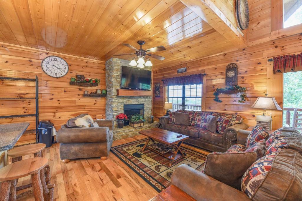 SmokyStays Bears Den Cabin - image 5