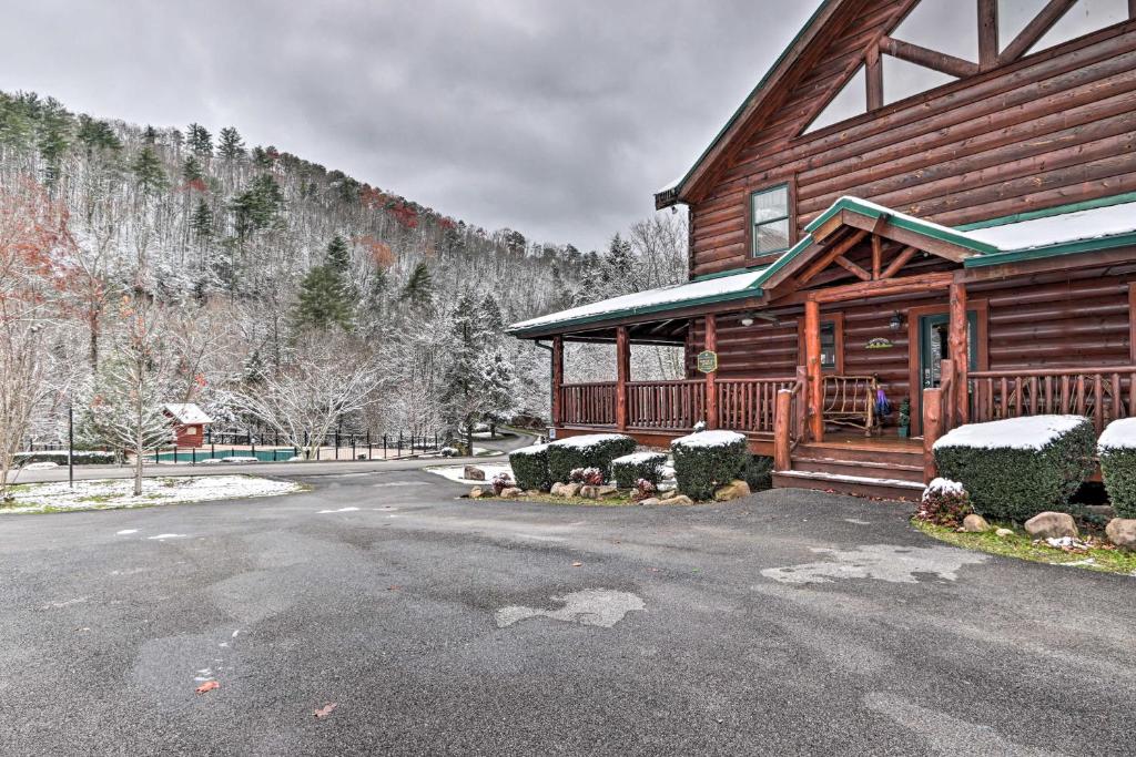 Grand Lodge with Hot Tub 12 Mi to Gatlinburg! - image 6