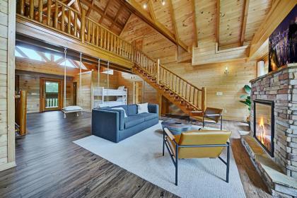 Gorgeous Large Cabin With Hot Tub Games and 5430 Sq Ft of Ultimate Family Fun Pets Welcome - image 4