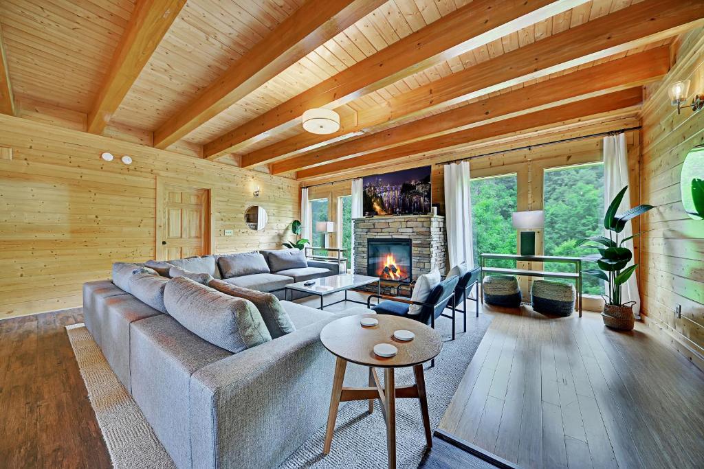 Gorgeous Large Cabin With Hot Tub Games and 5430 Sq Ft of Ultimate Family Fun Pets Welcome - image 5