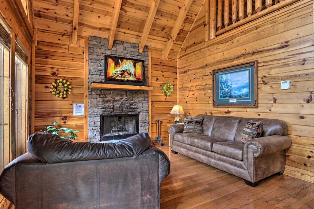 Luxe Smoky Mtn Cabin Indoor Pool and Fire Pit! - image 2