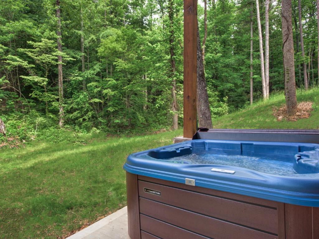 Majestic Rendezvous 5 BRs New Build Hot Tub Pool Access Sleeps 16 - image 3