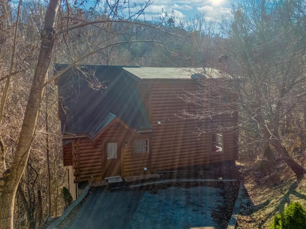 Eden's Way Retreat Pool Table Heart Shaped Jetted Jacuzzi Located close to Pigeon Forge Gatlinburg - image 2