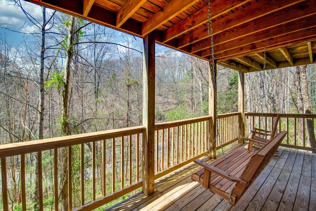 North Ridge Place Brand New Log Cabin with Hot Tub Great Location - image 4