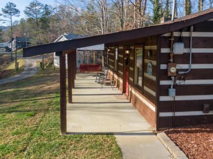 Wooded Bliss Hot tub Single level Cabin with no Steps Rocking Chairs Fire Pit and Wooded Views Tennessee