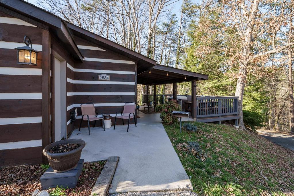 Wooded Bliss Hot Tub Single level Cabin with no Steps Rocking Chairs Fire Pit and Wooded Views - image 2