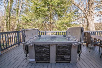 Wooded Bliss Hot Tub Single level Cabin with no Steps Rocking Chairs Fire Pit and Wooded Views - image 4