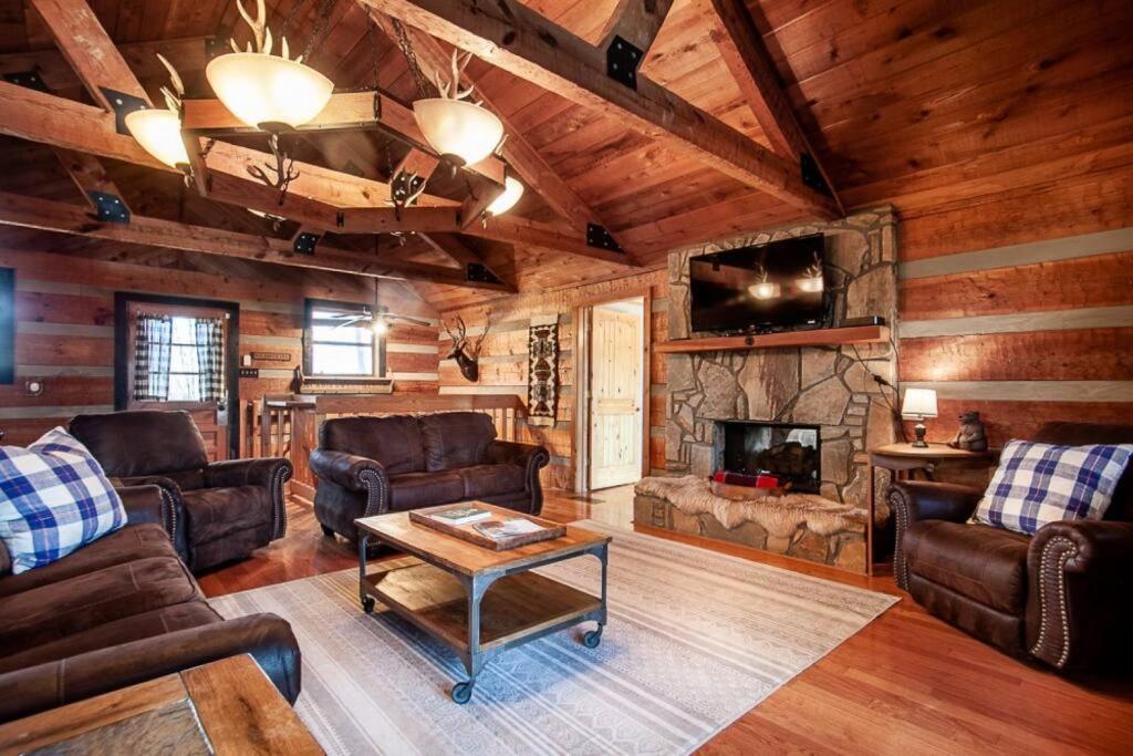 Little Pigeon Cabin - A cozy getaway with hot tub - image 3