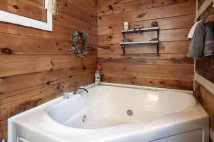 Bear Claw Cove - hot tub jacuzzi fireplace view - image 17