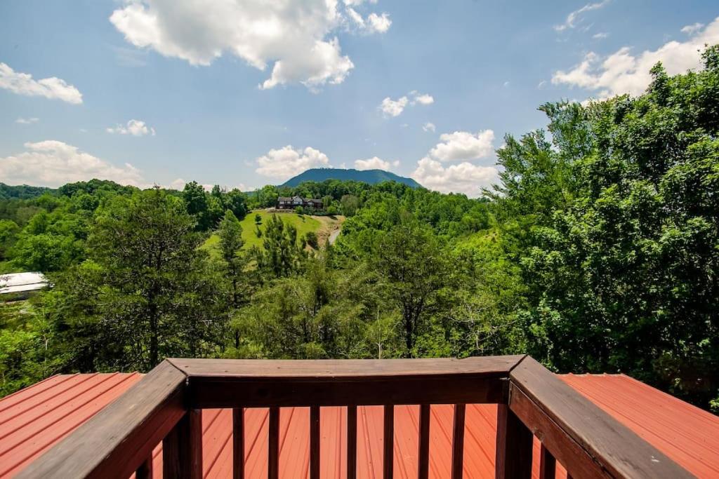 Bear Claw Cove - hot tub jacuzzi fireplace view - image 2