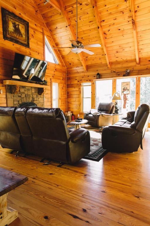 Bear Creek Lodge with Hot Tub Game Room and View - image 4