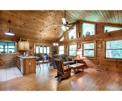 Romantic mountain Shanty with Hot tub and Fireplace Tennessee