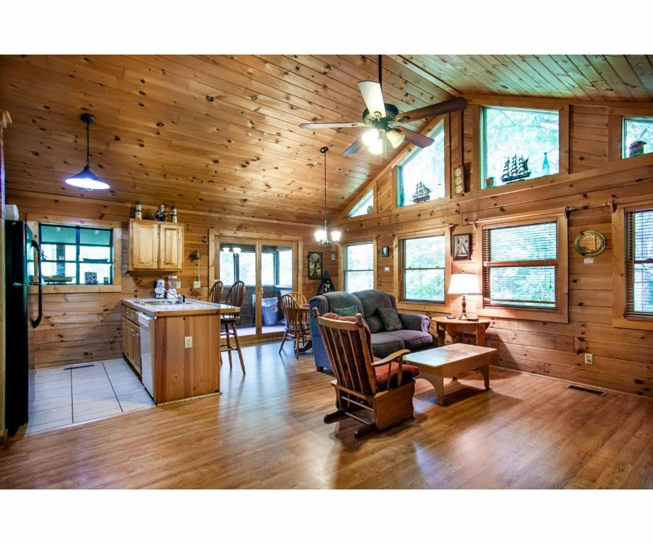 Romantic Mountain Shanty with Hot Tub and Fireplace - image 2